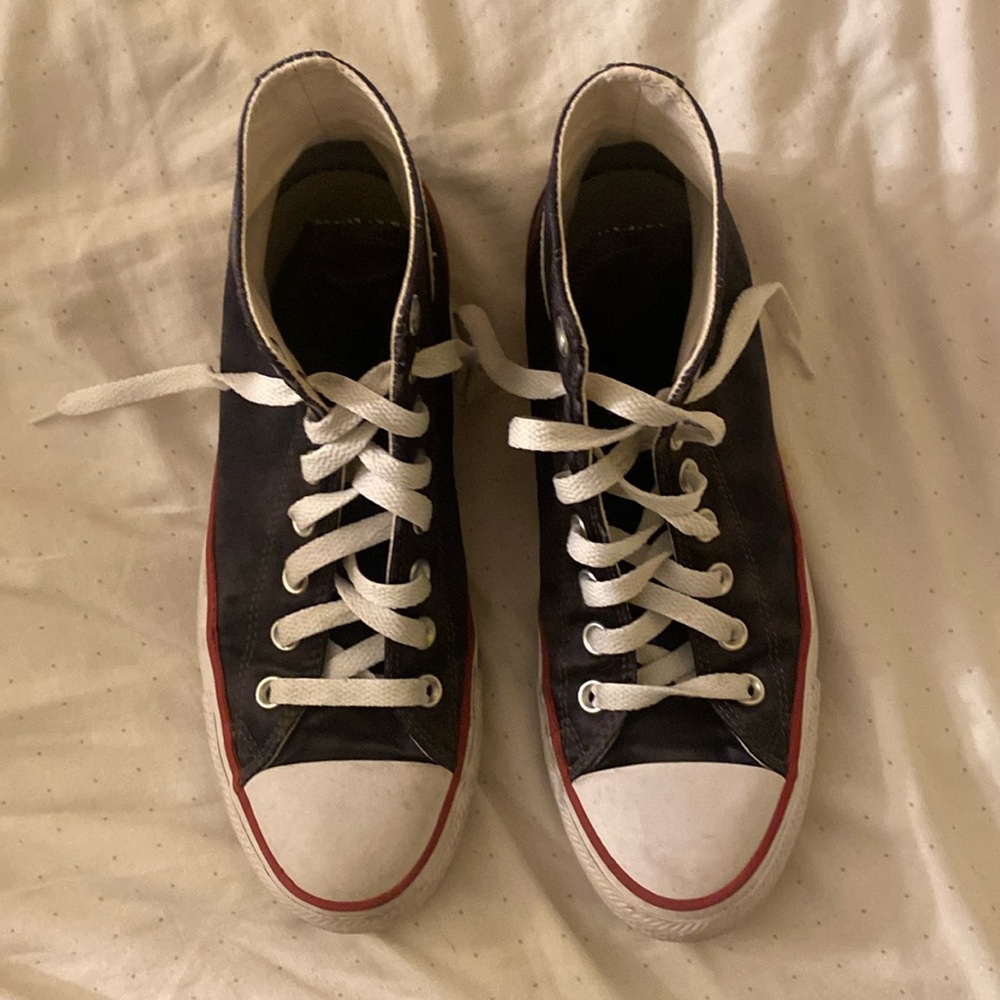 black converse with red strip